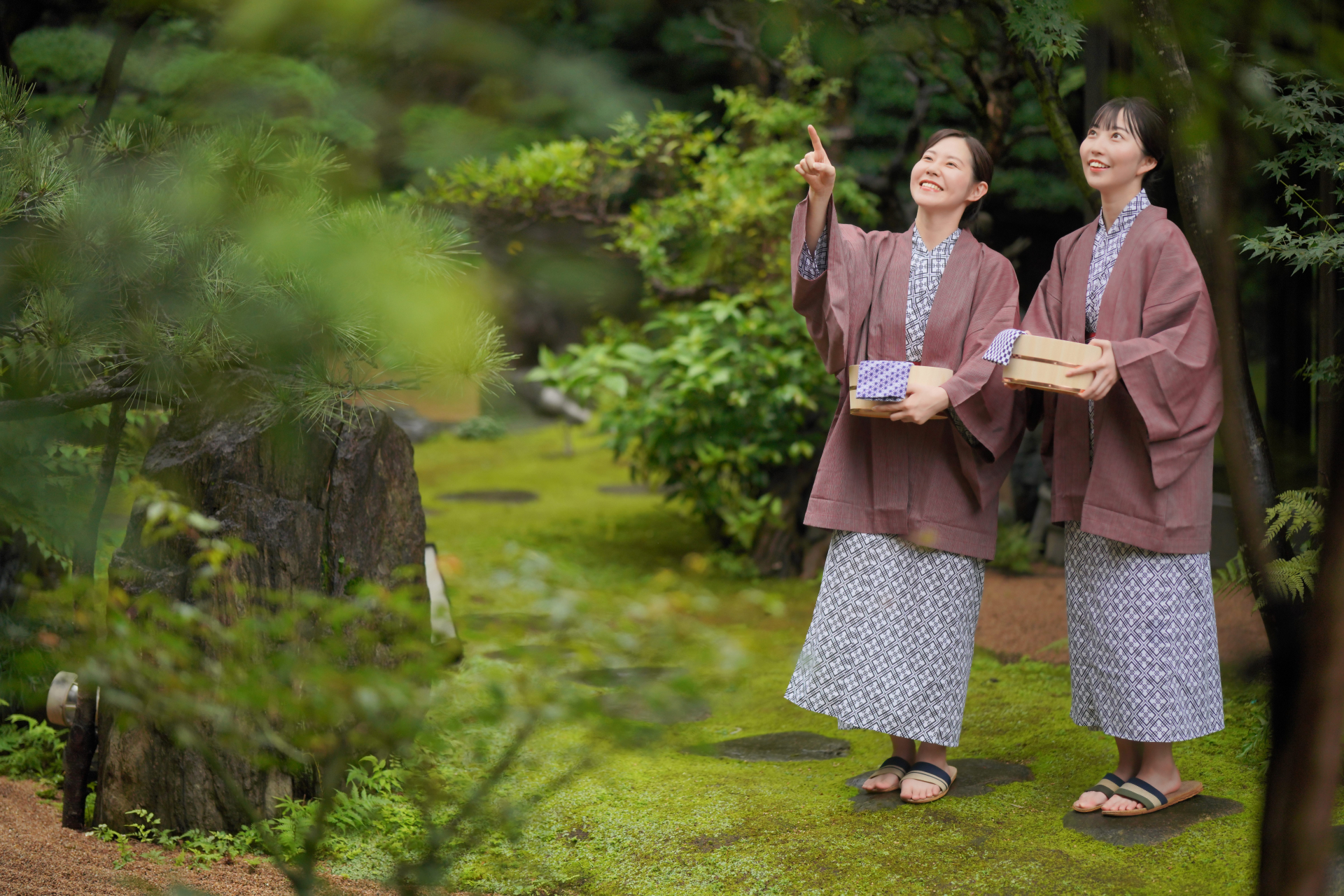 浴衣姿の女性二人組