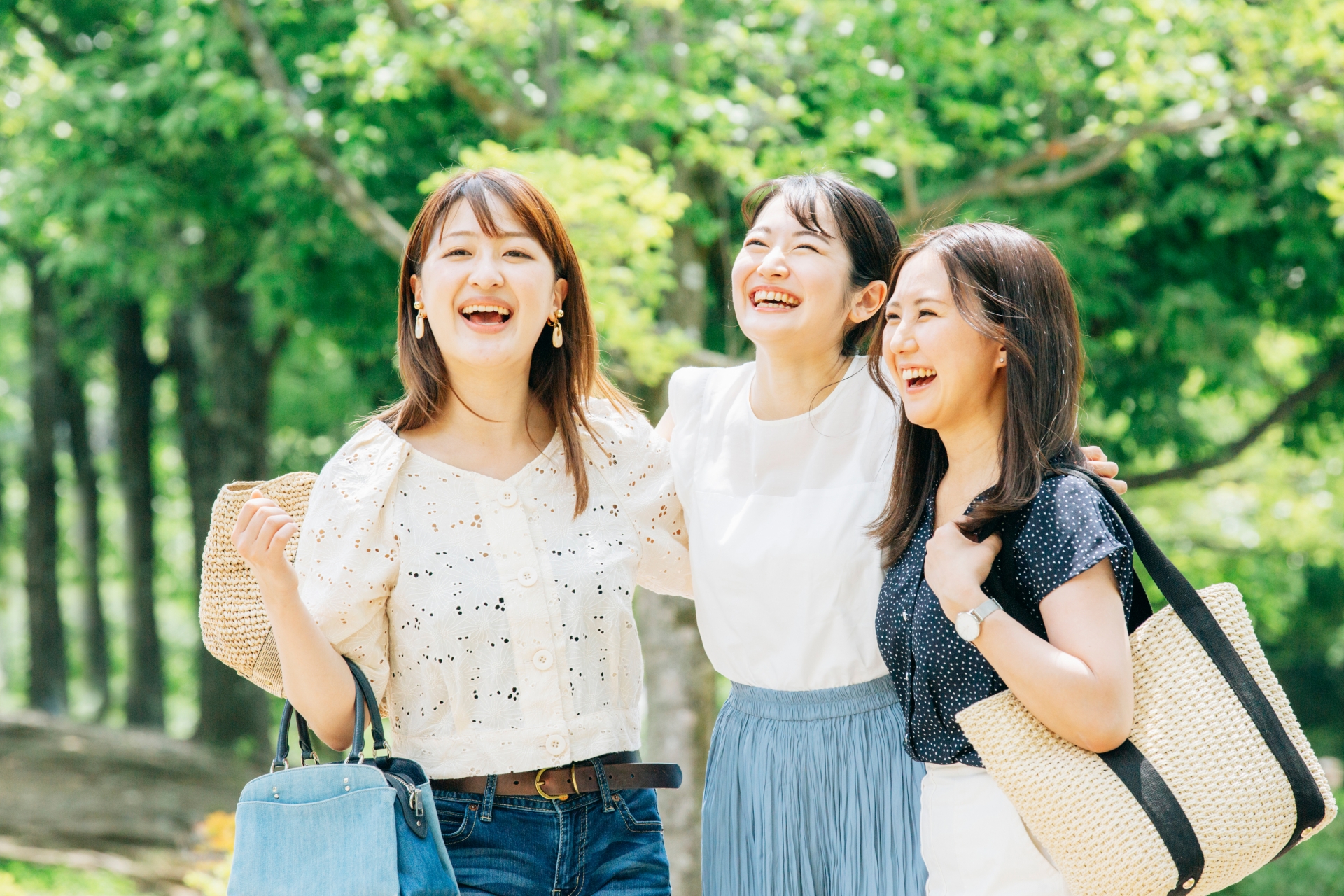 笑顔で歩く女性3人組