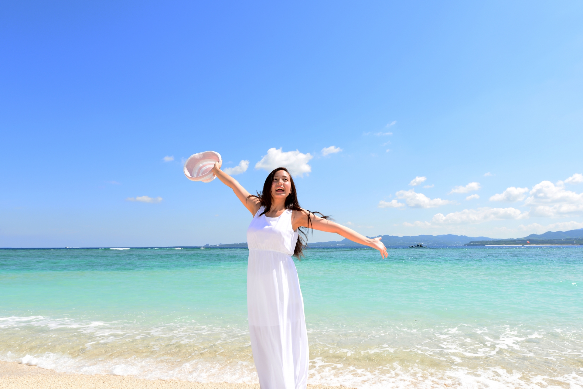 浜辺に立つ女性
